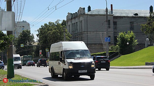 Число выходящих в рейс маршруток №77 не превышает трех