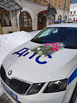 В Ярославской области продолжается акция «Цветы для автоледи»