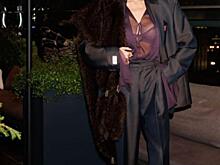 Алёна Водонаева удивила публику экстравагантным образом: прозрачная блузка и фиолетовые лодочки