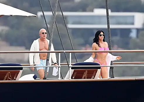 В сети появились фото с отдыха Безоса на роскошной яхте