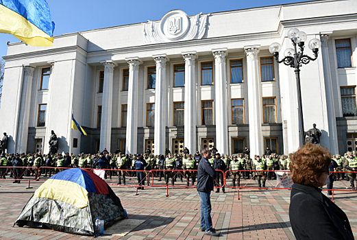Толпа украинцев стягивается к палаточному лагерю у Рады