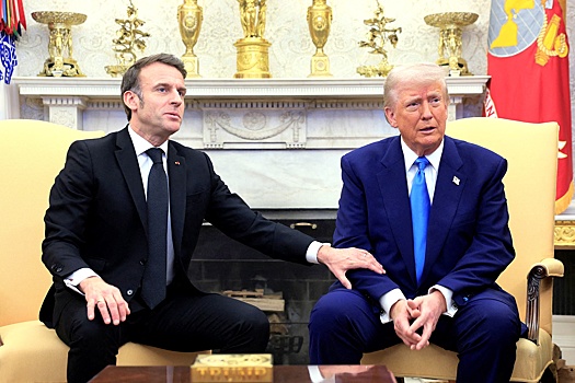 СМИ: Во время встречи Трамп и Макрон удивили прессу откровениями и жестами