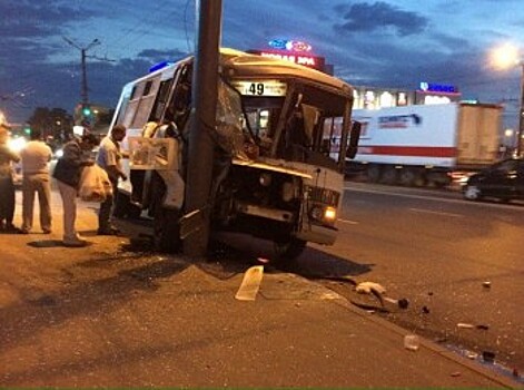 Четверо пассажиров врезавшейся в столб маршрутки пострадали в Канавинском районе