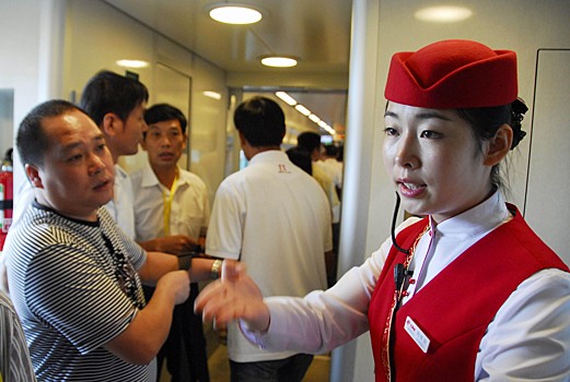Стюардесса в Китае выпала из самолета
