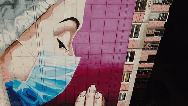 В Липецке фасады многоквартирных домов украсили граффити