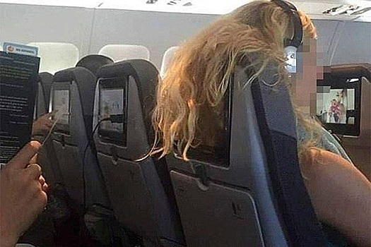 Пассажирку самолета обругали за длинные волосы