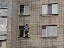 В Калужской области полицейские спасли мужчину, который провел на отливе окна порядка 15 часов