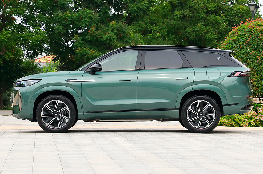 Он преодолел без дозаправки свыше 2100 километров по обычным дорогам в Китае. При этом сертифицировали модель с гораздо более скромными параметрами: паспортный запас хода вседорожника с полным бензобаком и заряженной батареей — до 1400 километров по циклу CLTC.