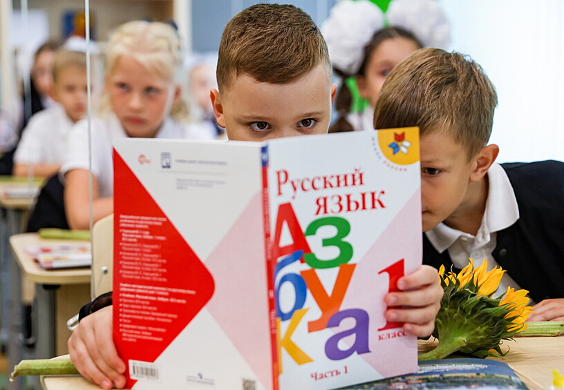 Первоклассники в День знаний в общеобразовательной школе №222 в Новосибирске