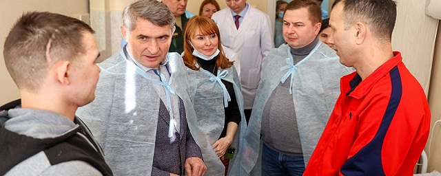 Глава Чувашии Олег Николаев навестил в госпитале участников СВО