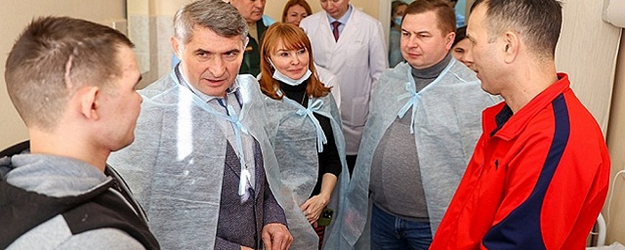 Глава Чувашии Олег Николаев навестил в госпитале участников СВО