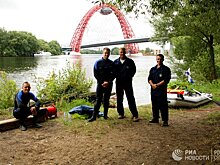 Работа под давлением: как водолазы Москвы обследуют подводные трубы