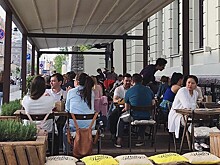 Зайдем, посидим: В Москве открылись летние веранды