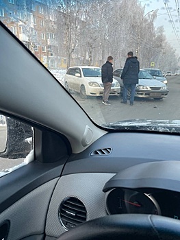 Две легковушки столкнулись посреди дороги в Кемерове