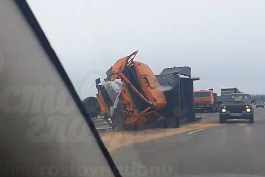 Под Ростовом перевернулся КАМАЗ, перевозивший тонны зерна