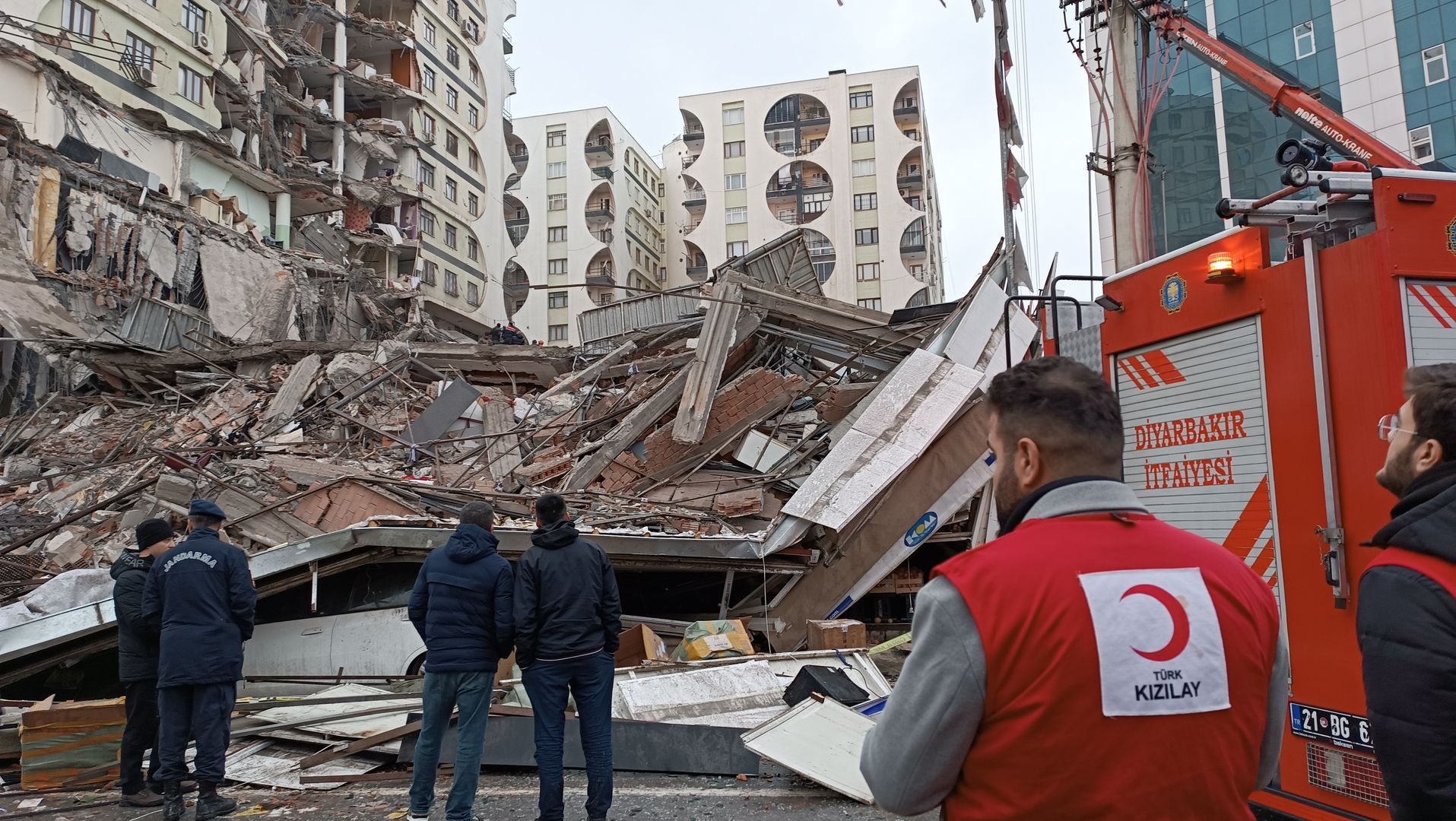 Власти Турции сообщили об увеличении числа погибших после землетрясений до 6234