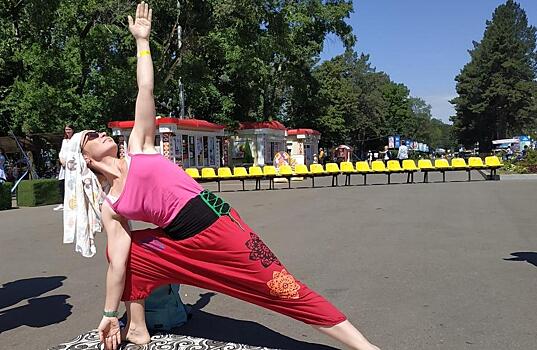 Йоги показали хабаровчанам, как расслабляться на набережной
