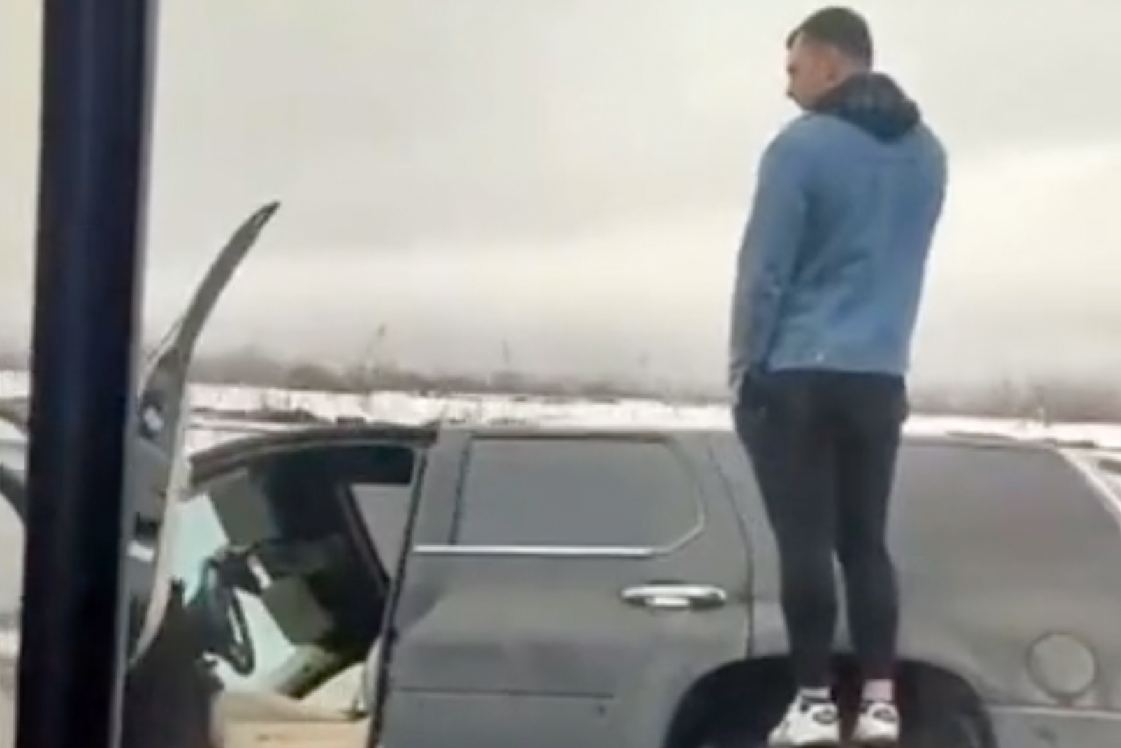 Утонувший в грязной луже автомобиль в Москве попал на видео