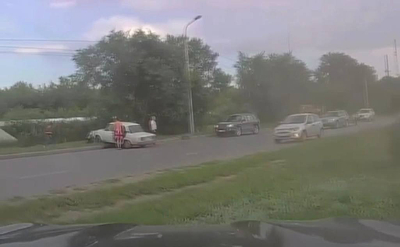 Пьяный водитель врезался в фургон с пони в Омске