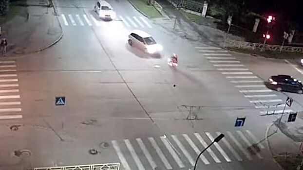 Страшные кадры: Подростки на мопеде столкнулись с "Фордом" в Петрозаводске