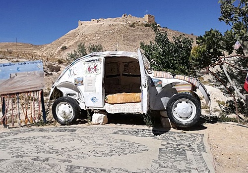 Иорданец превратил старый VW в крошечный отель