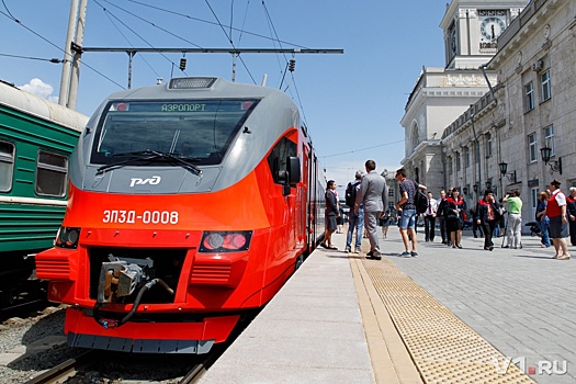 В Волгограде пьяный водитель иномарки протаранил ехавшую электричку