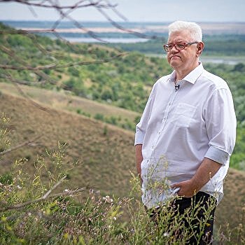 Сергей Сивохо с другими жителями Донбасса посадил деревья в Карпатах