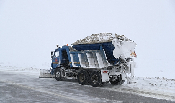 На трассах Волгоградской области круглосуточно дежурят дорожники