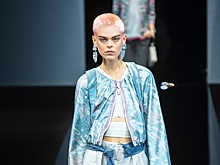 Подводный мир Giorgio Armani: летящие платья, серебряные костюмы и легкий кутюр