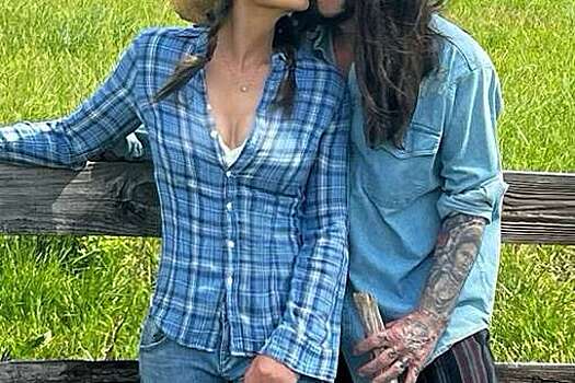 The Sun: актриса Элизабет Херли может выйти замуж за отца Майли Сайрус Билли