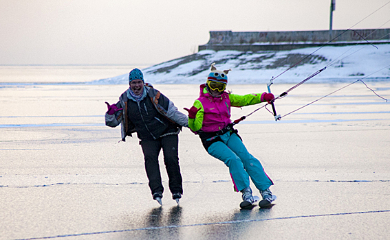 На коньках с парусом катаются по льду Обского моря кайтеры