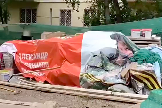 Компания Russ Outdoor прокомментировала баннер с портретом героя СВО на строительном мусоре в Новосибирске