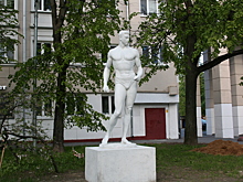 Лоси, спортсмены и читающие пионерки. Какие советские скульптуры в московских дворах дожили до наших дней