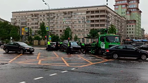 Трое пострадавших и искореженные машины: кадры последствий крупного ДТП в Москве