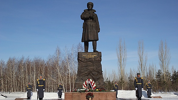 В Нур-Султане возложили венки к мемориалу героя Ивана Панфилова