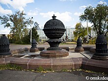 Лавочка и разбросанные листки. Каким будет памятник Аркадию Кутилову в Омске