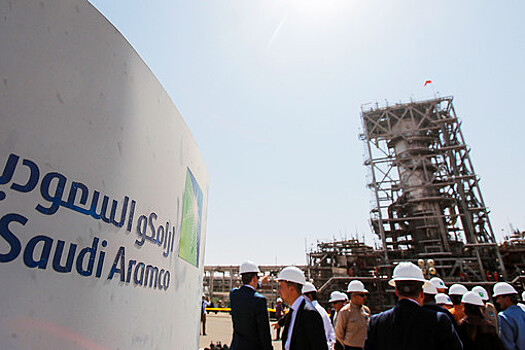 Чистая прибыль Saudi Aramco упала почти вдвое