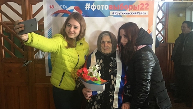 На Алтае 104-летняя избирательница мечтает выиграть телевизор на конкурсе селфи