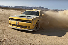 Dodge Demon устроил в пустыне гонку с новой Toyota Supra