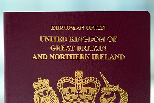 Великобритания будет печатать свои паспорта в Польше