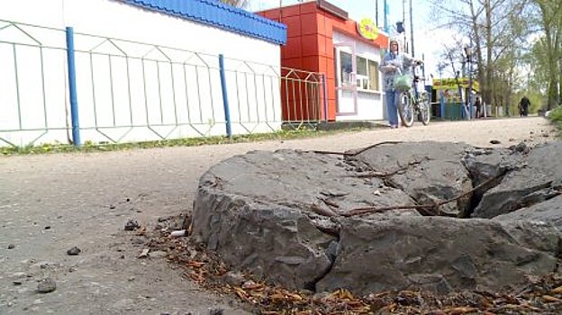 Пешеходы на улице К. Цеткин рискуют угодить сразу в две ловушки