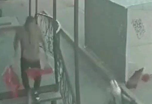 Парень сорвал флаги Победы со здания в Кузбассе