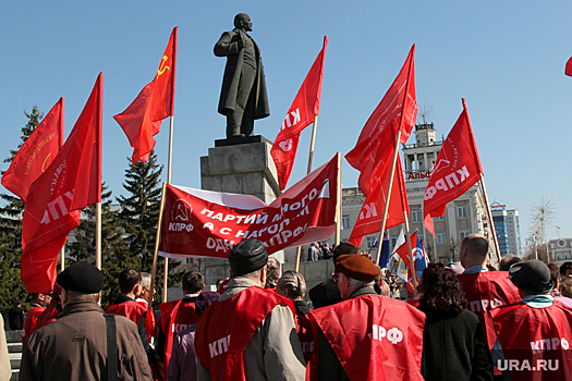 Коммунисты Кургана возложат цветы к памятнику Ленина в честь годовщины революции