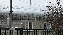 Саратовец показал фото детского сада с «охраной» из сосулек и глыб снега