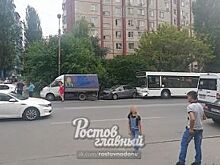 Пассажирский автобус протаранил три машины в Ростове