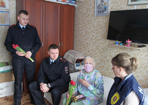 В Новгородской области участковые уполномоченные полиции поздравили с приближающимся Международным женским днем старейшую жительницу района