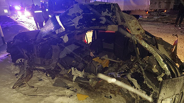 Водитель легковушки погиб после жесткого ДТП с большегрузом на трассе под Новым Уренгоем. ВИДЕО