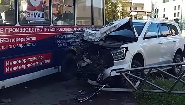 Депутат Ярославской облдумы врезалась в автобус