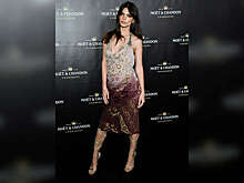 Эмили Ратаковски появилась на вечеринке в платье Roberto Cavalli 2004 года