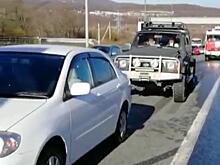 Во Владивостоке на объездной трассе два грузовика устроили массовое ДТП